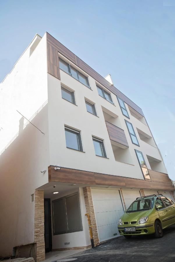 Luna Deluxe City Center & Free Parking Szarajevó Kültér fotó